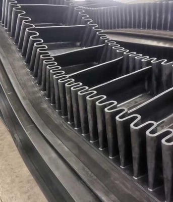 comprare Black Corrugated Sidewall Conveyor Belt for Large Inclination Transportation online manufacture
