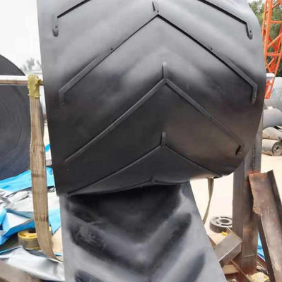 Cintura trasportatrice in gomma a modello antiscivolo con modello di aringhe inclinato da 5 mm